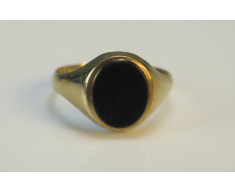 A Gent's 9ct Gold and Onyx Signet Ring, size T.5, hallmarked, 3.61g 