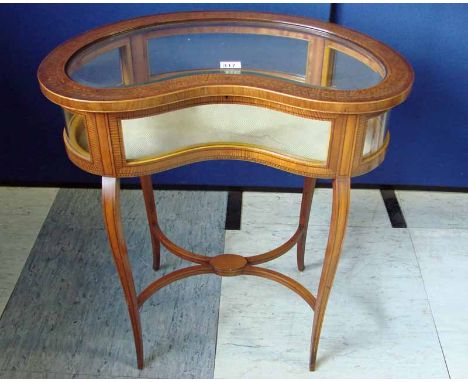 An Edwardian inlaid mahogany bijouterie table, kidney shape with glazed hinged top and glazed sides, supported on Queen Anne 