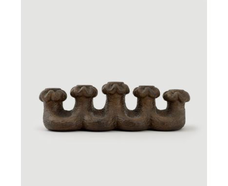 Richard Haizmann (Villingen 1895 - Niebüll 1963). Fünfarmiger Kerzenleuchter. Holz, geschnitzt, dunkelbraun lasiert. H. 12 cm