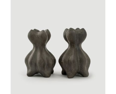 Richard Haizmann (Villingen 1895 - Niebüll 1963). Paar Kerzenständer. Um 1960. Keramik, dunkelgrau matt glasiert. H. 17 cm. V