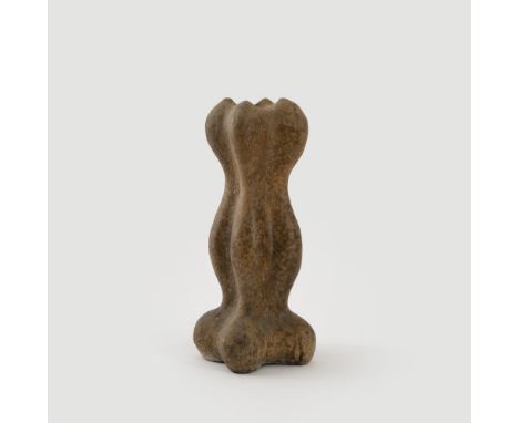 Richard Haizmann (Villingen 1895 - Niebüll 1963). Großer Kerzenleuchter. 1962. Keramik, hellbraun matt glasiert. H. 37 cm. Au