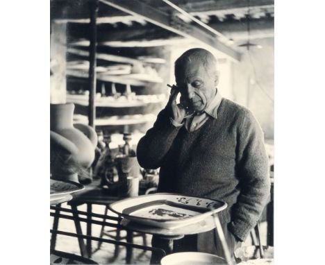 Edward Quinn (Dublin 1920 - Altendorf 1997). Picasso in der Töpferei Madoura, Vallauris. 1953. Silbergelatineabzug. 47,5 x 40
