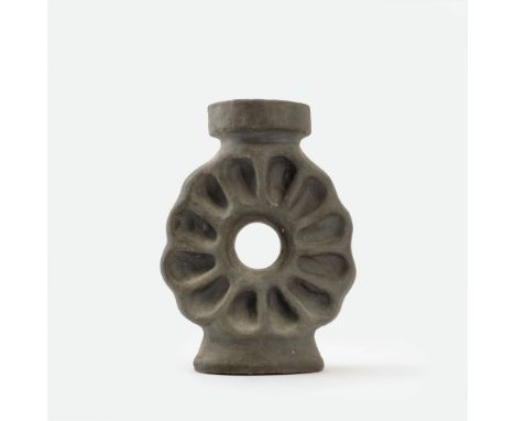 Richard Haizmann (Villingen 1895 - Niebüll 1963). Kerzenleuchter. 1962. Keramik, dunkelgrau  matt glasiert. H. 28 cm. Auf dem