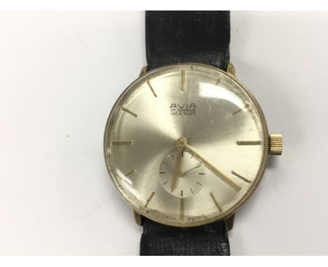 A vintage gents Avia wrist watch. Winds and runs. Approximately 35mm case. Postage B