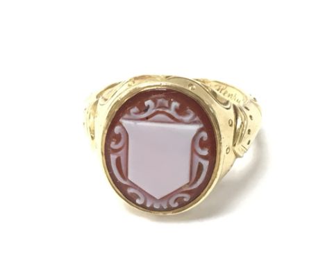 A gents 18ct gold carnelian carved ring. 7.71g and size P Postage A