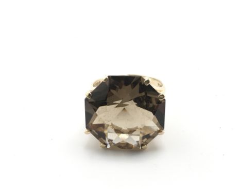 A 9ct gold quartz ring. 8.85g and size R. Postage B
