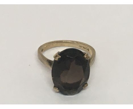 A 9carat gold ring set with a good size cut smoked Quartz. Ring size N weight 4g
