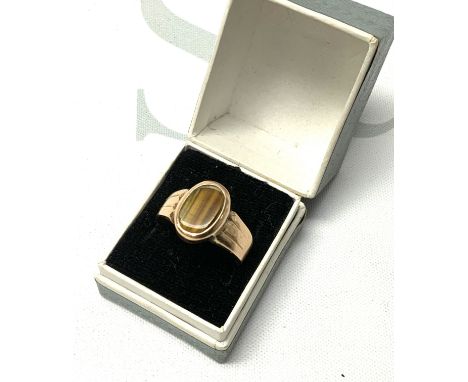 A vintage gold and tigers eye signet ring (A) 3.55g