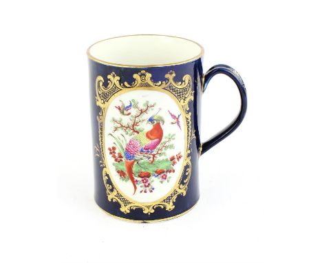 A late 18th century, Worcester porcelain tankard, decorated with two oval vignettes of exotic birds within a foliate landscap