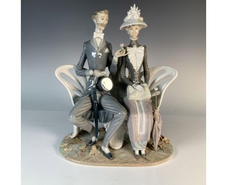 Exquisite Lladro porcelain figurine titled "Couple on Bench" by sculptor Isidro. This intricately crafted piece depicts a ref