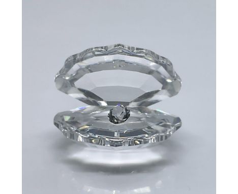 This Sparkling crystal clam features a gleaming crystal chaton. This item has its original box: 3.25"L x 3.25"W x 2.5"H. Swar
