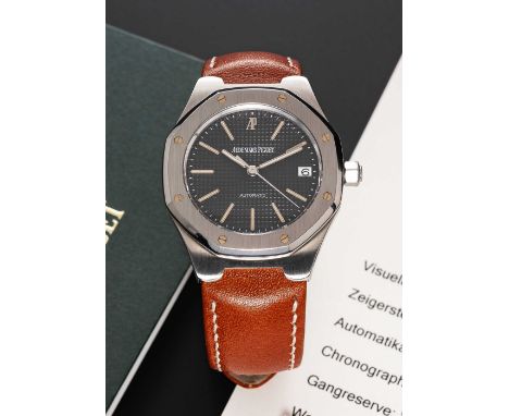 A GENTLEMAN'S STAINLESS STEEL AUDEMARS PIGUET ROYAL OAK AUTOMATIC WRIST WATCHCIRCA 2000, REF. 14800ST WITH GREY TAPISSERIE DI