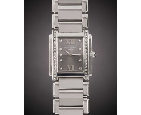 A LADIES STAINLESS STEEL & DIAMOND PATEK PHILIPPE TWENTY-4 BRACELET WATCHDATED 2006, REF. 4910/10A-010 WITH SUNBURST GREY DIA