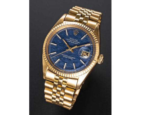 A RARE GENTLEMAN'S 18K SOLID GOLD ROLEX OYSTER PERPETUAL DATEJUST BRACELET WATCHCIRCA 1972, REF. 1601 WITH BLUE "MOSAIC" DIAL