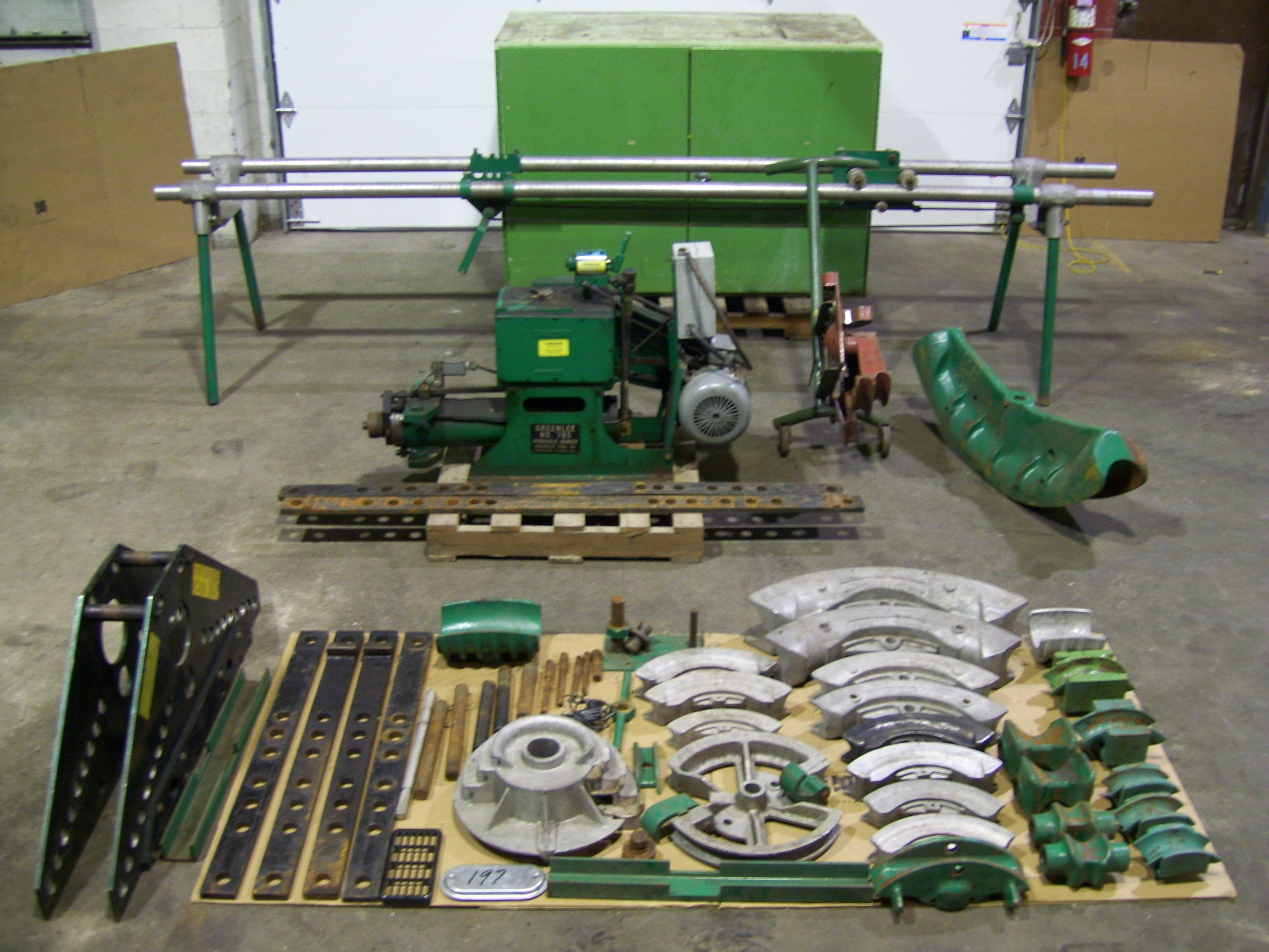 GREENLEE 785 CONDUIT PIPE BENDER WITH ACCESSORIES. *FREE LOADING