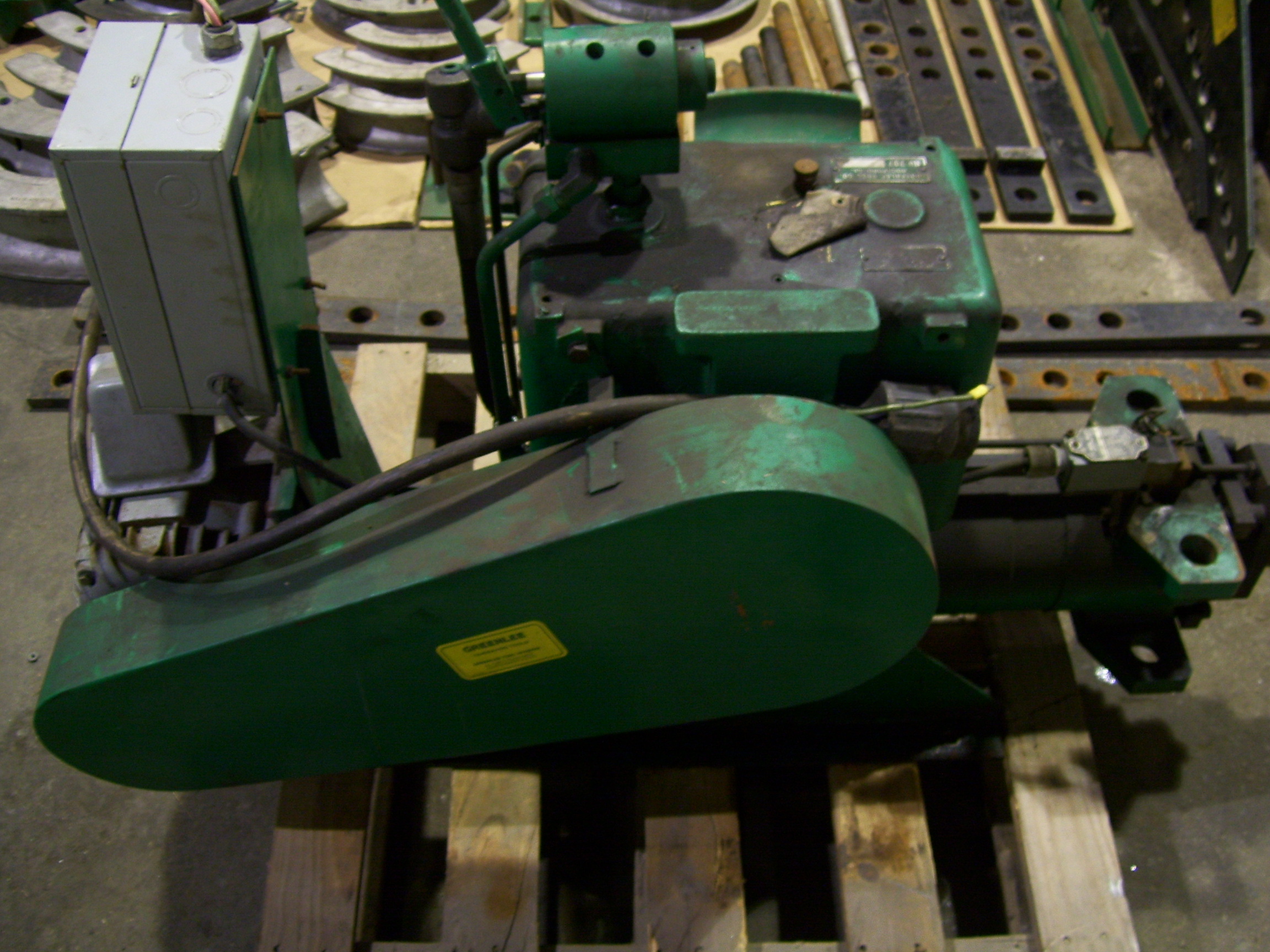 GREENLEE 785 CONDUIT PIPE BENDER WITH ACCESSORIES. *FREE LOADING