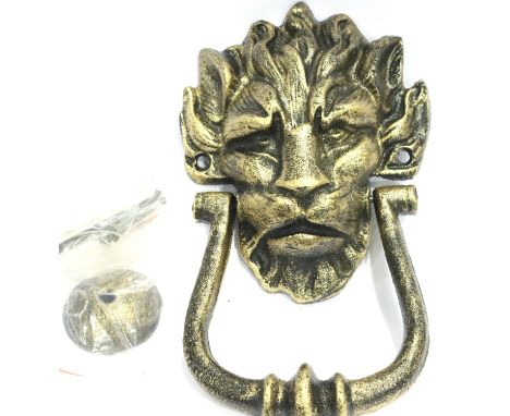 A large bronzed cast iron lion mask door knocker with fixing bolts, L: 20 cm. P&amp;P Group 2 (£18+VAT for the first lot and 