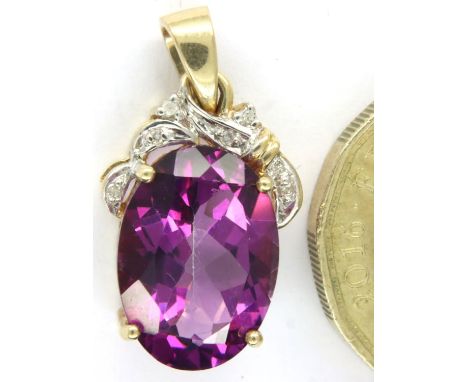 9ct gold topaz and diamond pendant. Pendant drop 18 mm, 2.9g. P&amp;P Group 1 (£14+VAT for the first lot and £1+VAT for subse