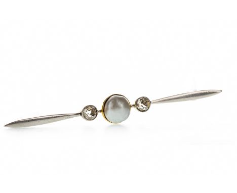 PEARL AND DIAMOND BAR BROOCH, set with a baroque grey pearl flanked by two old cut diamonds totalling approximately 0.40 cara