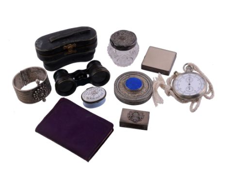  A collection of objects of vertu,   to include: a William IV silver vinaigrette by Nathaniel Mills, Birmingham 1831, with a 