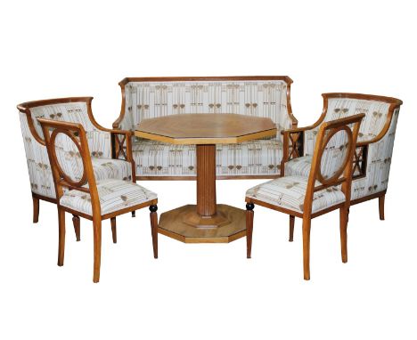 Jugendstil.: Sofa, 2 Sessel, 2 Stühle u. achteckiger Tisch in Kirschholz. Mit neuem, im Stil passendem Stoffbezug. Sofa: B: 1
