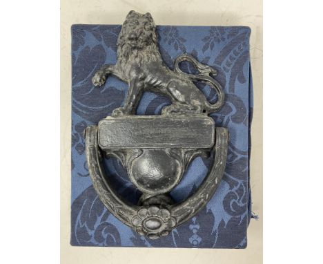A late Victorian cast iron door knocker, with a lion finial, 25 x 16 cm 