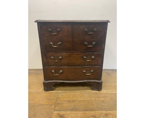 A serpentine front mahogany commode, 62 cm wide 