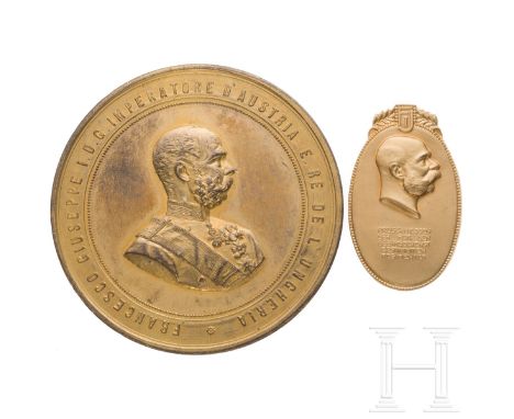 Kaiser Franz Joseph I. - zwei Medaillen, um 1900  Jeweils vergoldetes Metall. Große Bronzemedaille mit detailliertem Brustbil