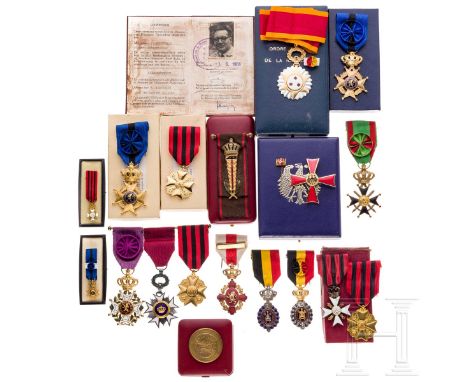 Sammlung Auszeichnungen, Belgien, 20. Jhdt., dazu Bundesverdienstkreuz  Dreiteilige Ordensschnalle (Verdienstmedaille, Kronen