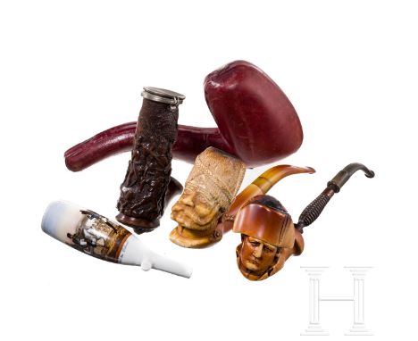Zwei Pfeifen und zwei Pfeifenköpfe mit napoleonischen Motiven, 19./20. Jhdt.  Meerschaum-Pfeife mit Grenadierkopf (gedunkelt)