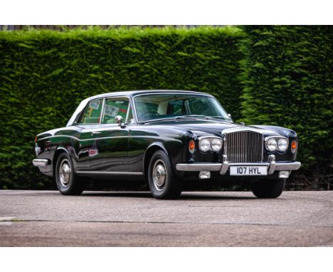 Elegant, stylish and rare, this Velvet Green Corniche would be welcome anywhere. Introduced in March 1971, the Corniche was a