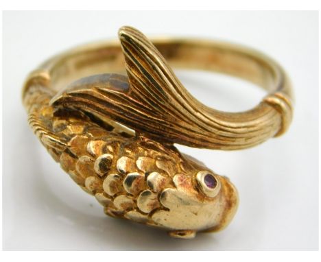A 9ct gold fish ring set with ruby eyes, size P, 4.9g 
