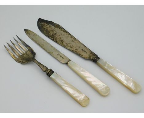 A Sheffield silver Mappin &amp; Webb uncased mother of pearl fish knife, fork &amp; cake knife set, date letters for 1927 &am