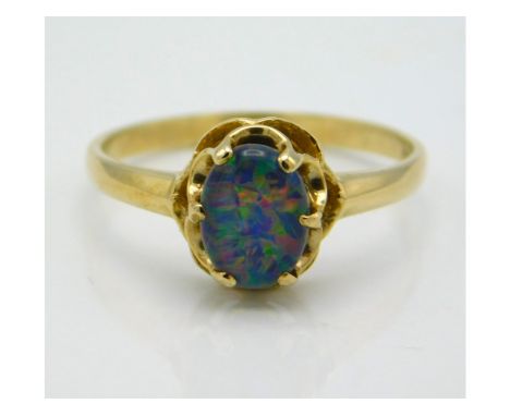 A 9ct gold ring set with black opal doublet, 2g, size P