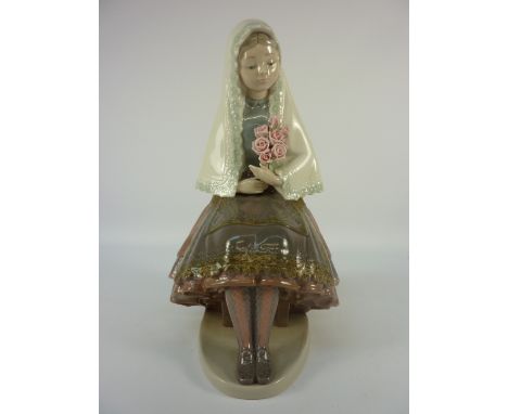 Lladro figure of a seated girl with bouquet of roses H25.5cm 