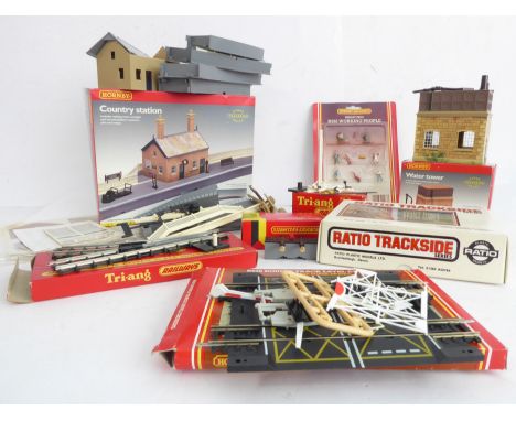 A selection of boxed 00 gauge scale models, comprising: a country station (not yet assembled) with straight and curved platfo