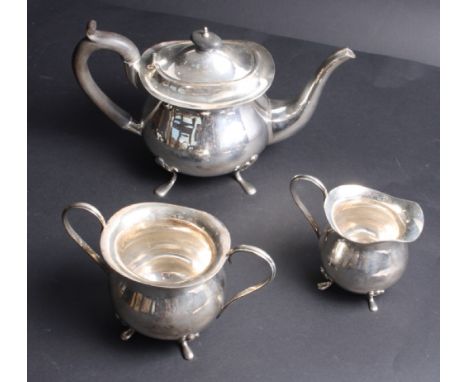 A silver baluster-shaped three-piece teaset, the teapot with ebonised handle, 28.4oz troy approx