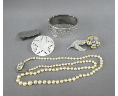 Costume jewellery to include a white metal bangle, strand of cultured pearls and three brooches (5) 