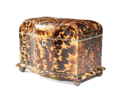 λ An early Victorian tortoiseshell tea caddy, inlaid with pewter stringing, the hinged lid with a vacant plaque, the interior