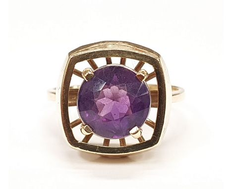 18ct gold ladies amethyst ring size M.