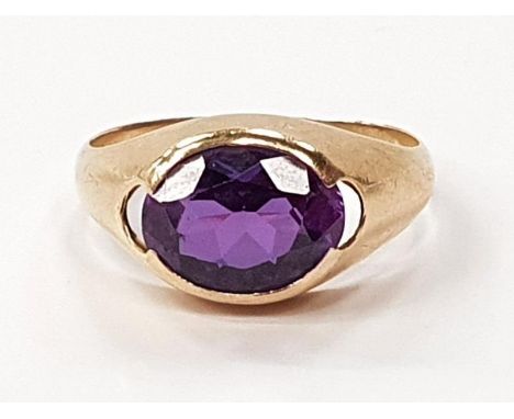 18ct gold 2.5ct amethyst ring, size M+. 