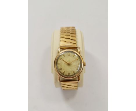 A gent's hallmarked 9ct yellow gold cased wristwatch on metal bracelet strap. Champagne dial having Arabic hourly markers, sw