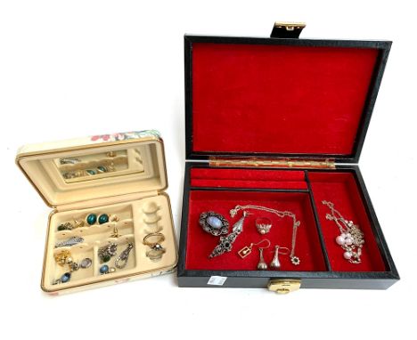 A jewellery box containing a small mixed lot of jewellery to include a silver and opal ring, hallmarked Birmingham, etc 