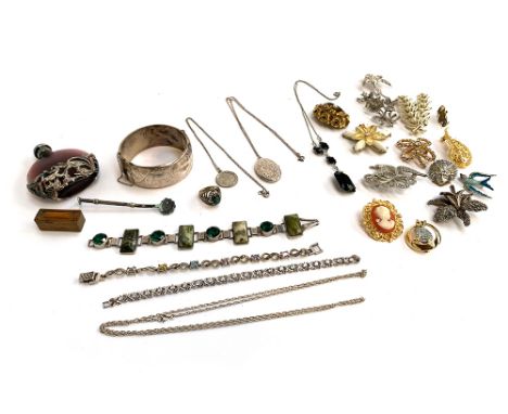 A mixed lot of jewellery to include a silver and hardstone bracelet; silver bangle with floral engraved design, approx. 34.2g