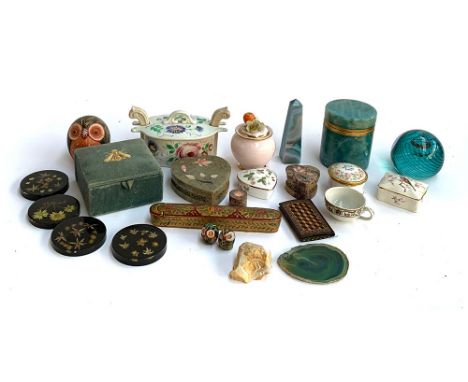 A mixed lot to include Wedgwood 'Wild Strawberry' trinket pot, Pietra Dura trinket pots, Claridge &amp; Co velvet coaster box