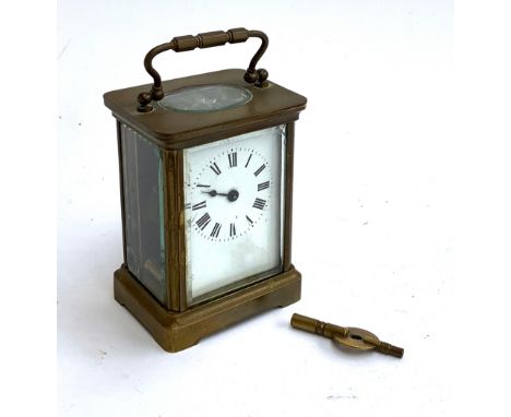 A small gilt metal carriage clock with key (af) 
