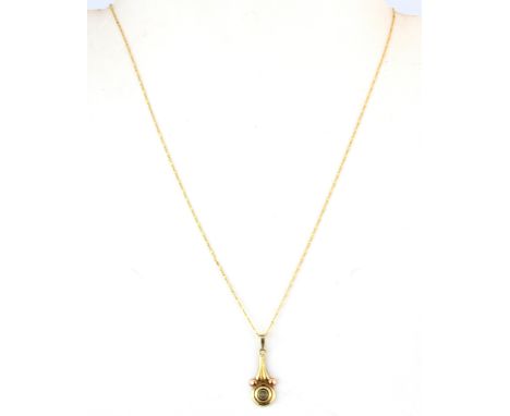 A 9ct yellow gold pendant and chain, L. 2.5cm. Approx. 1.6gr.