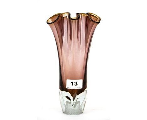 A lovely amethyst glass handkerchief vase signed by Adam Jablonski, H. 24cm.
