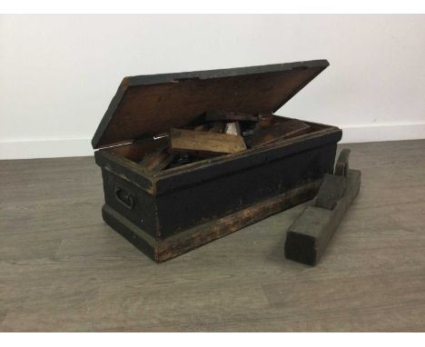 LOT OF VARIOUS VINTAGE WOOD PLANES,contained in a painted wood chestCondition report: Contained in the lot is a number of vin