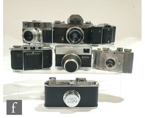 A collection of vintage cameras, to include a Gallus Derlux strut-folding camera, a Werra 35mm rangefinder camera, a Agilux A